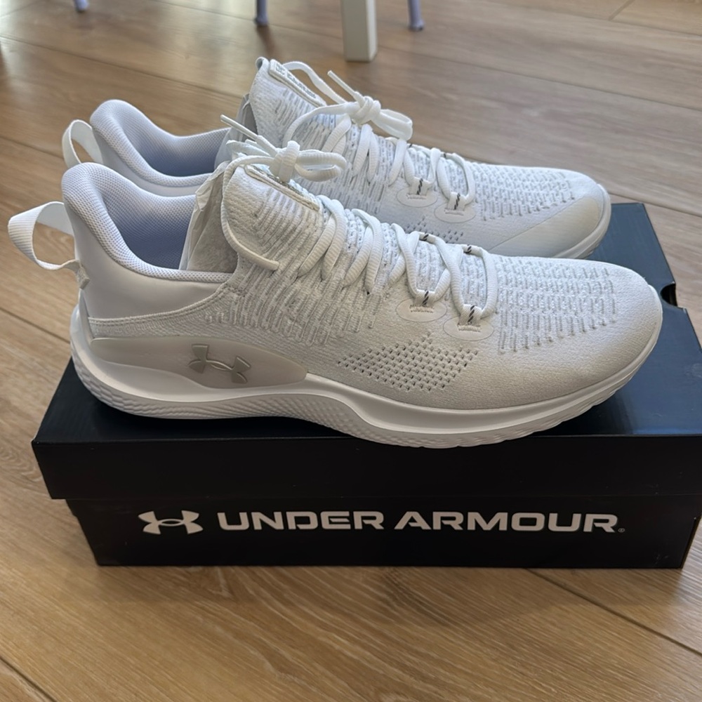 Brand new/ Never worn White Under Armour UA Flow Dynamic INTLKNT size 13